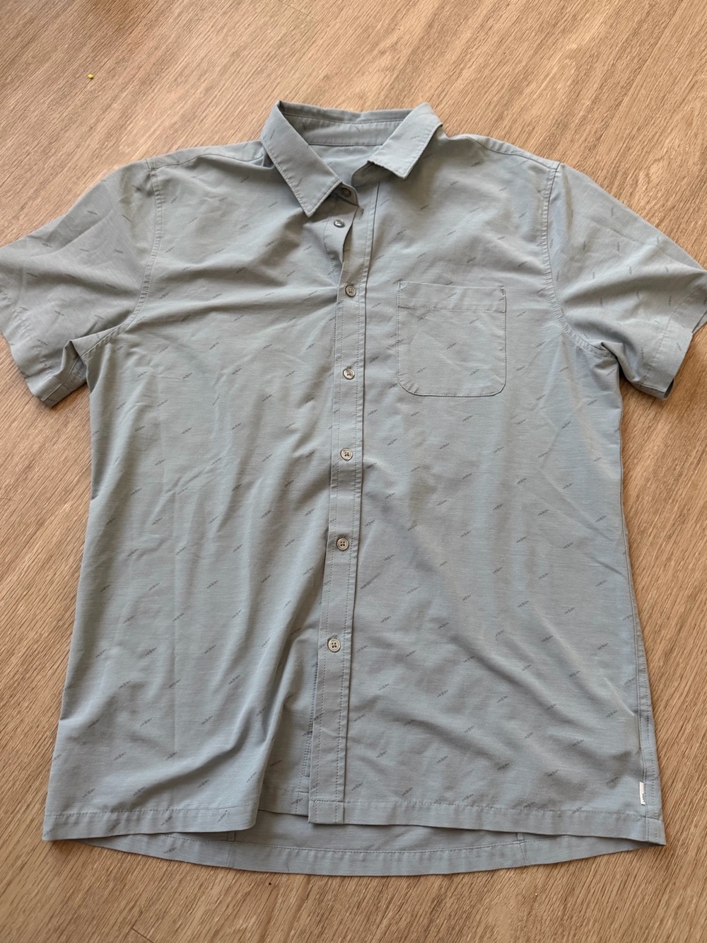 Vuori Men’s Short-Sleeve Bridge Button Down Gray size Large